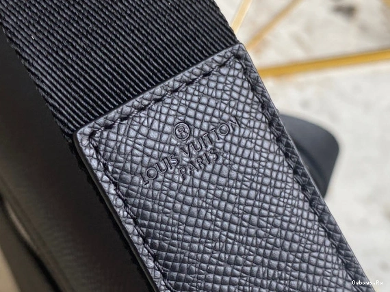 VUITTON DISTRICT LOUIS PM 0402